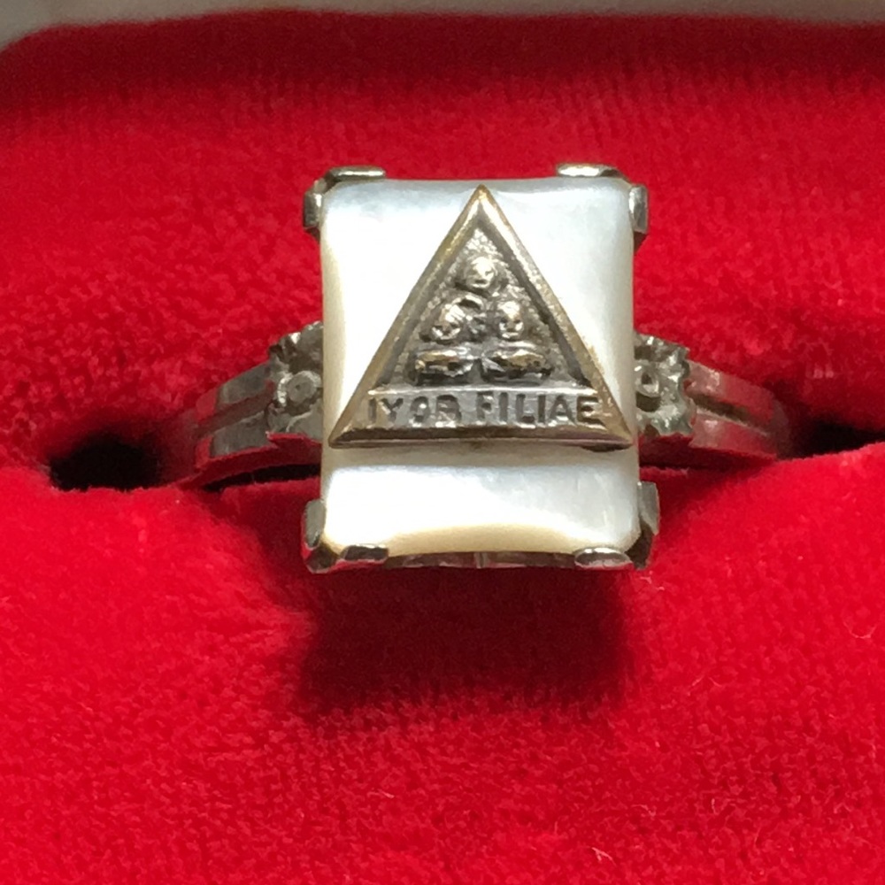 10 K Retro "IYOB FILIAE" Mother of Pearl Ring
